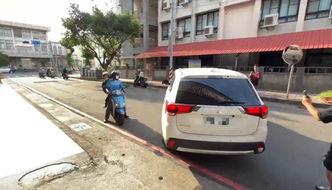 綽號「雨刷」的現任無黨籍嘉義縣議員蔡政宜，因涉入網路賭博上億元洗錢案，8月31日遭警方拘提到案，9月1日下午高市刑警大隊將蔡政宜移送至橋頭地檢署，他坐在偵防車後座，但玻璃一片黑，面對案情未做任何回應。（紀爰攝）