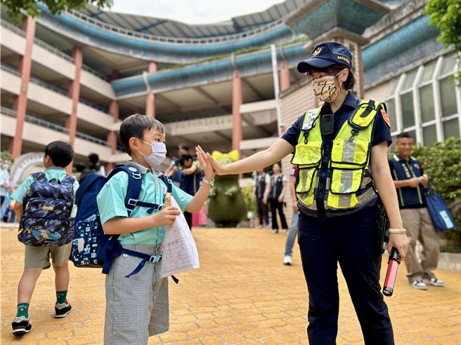 新北市警察局於開學日執行護童勤務。（新北市警察局提供）