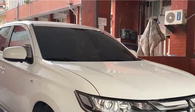 綽號「雨刷」的現任無黨籍嘉義縣議員蔡政宜，因涉入網路賭博上億元洗錢案，8月31日遭警方拘提到案，9月1日下午高市刑警大隊將蔡政宜移送至橋頭地檢署，他坐在偵防車後座，但玻璃一片黑，面對案情未做任何回應。（紀爰攝）