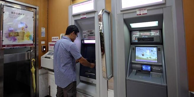 公股银阻诈措施持续进化，多家结合AI技术，即时侦测异常帐户交易，例如：ATM导入AI脸部遮蔽辨识防诈，升级ATM安全机制。图／本报资料照片