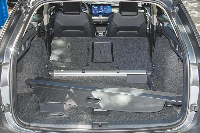 行李厢具备相当丰富的收纳功能。（陈大任摄）