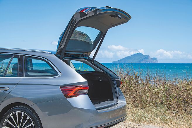 行李厢开口宽敞，方便取放物品。（陈大任摄）