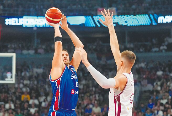 约基奇（左）31日轰下国家队生涯新高39分，率领塞尔维亚挺进欧锦赛16强。（路透）