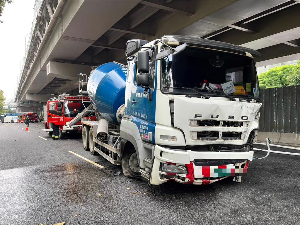 北市內湖區發生水泥車與機車的交通事故。（翻攝照片／林郁平台北傳真）