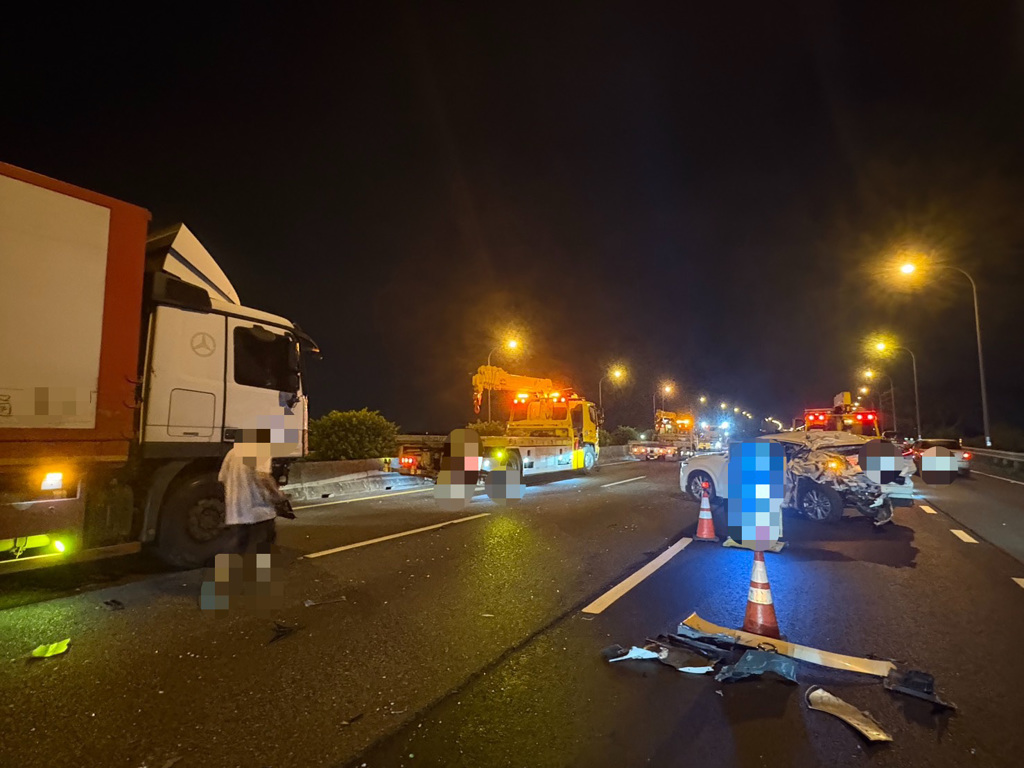 國道1號北向311.9公里處、台南安定路段，昨（1）日晚間22時43分發生驚悚連環事故。（圖／簡銘柱翻攝）