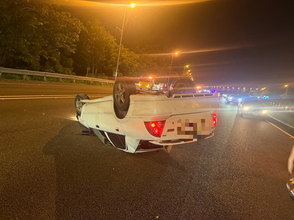 國道3號南向351公里新化路段，昨1日晚間發生驚險追撞事故。（圖／簡銘柱翻攝）