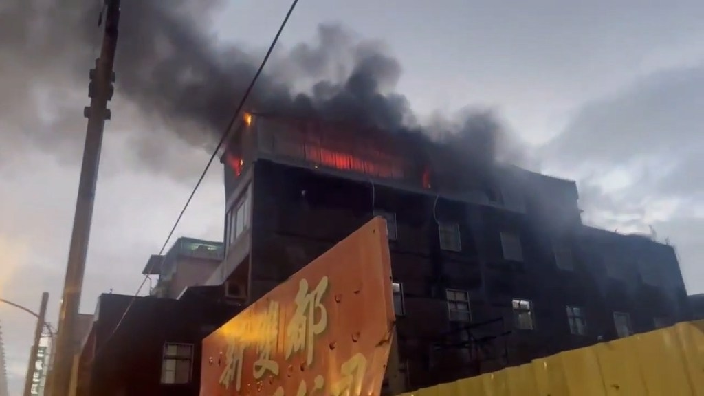 新北市土城區中央路四段上的公寓頂加鐵皮，傍晚6時許發生大火，現場濃煙竄天。（翻攝畫面）