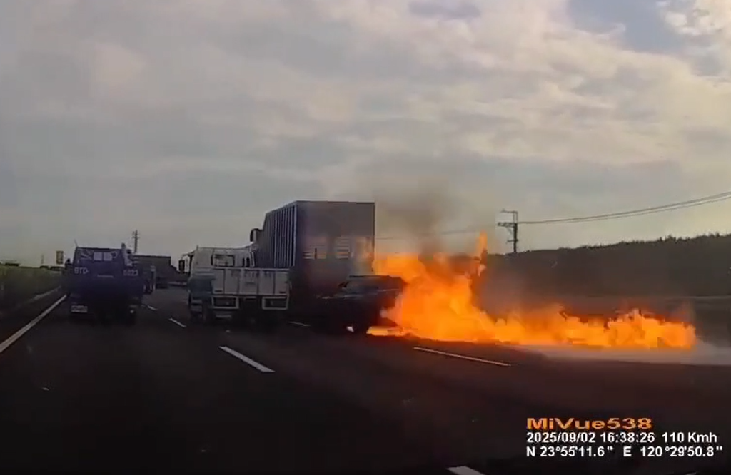 驚悚片！賓士疾速撞貨櫃車 「拖火球衝內線道」後車驚魂（翻攝畫面）