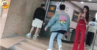 直擊》蕾菈退「反骨」拚德州撲克　場外大剌剌抽電子菸全被拍