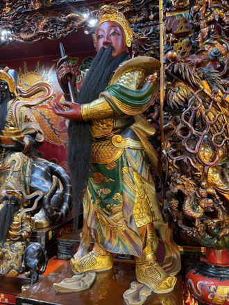 顯靈了？竹南龍鳳宮財神鬍鬚變長40cm 命理師揭原因