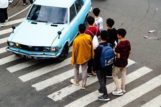 駕駛見「行人比手勢讓先行」駛過遭罰6千！不服提告被打臉