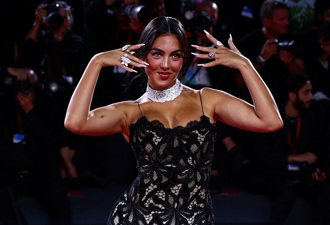 C羅未婚妻大曬「1億鴿子蛋鑽戒」！高舉雙手閃爆威尼斯影展