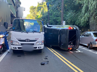 汐止車禍！女駕駛猛撞路邊車　衝對向「對決小貨車」翻覆