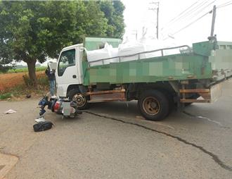機車超車撞大貨車！男女雙載摔車遭捲入輾壓重傷