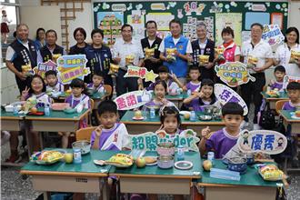 鍾東錦親訪銅鑼國小午餐 推高鈣計畫編逾9700萬