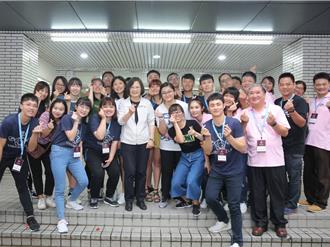 蔡英文讚逢甲宿舍「高級感拉滿」引論戰 文膽遭疑是大陸小編