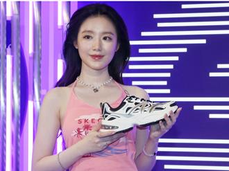 舒華回台驚喜現身信義區！「秀雪白美腿」吸千人圍觀朝聖