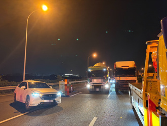 國1深夜連環撞！聯結車駕駛「精神不濟」猛撞3車 2人送醫