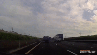 驚悚片！賓士疾速撞貨櫃車 「拖火球衝內線道」後車驚魂