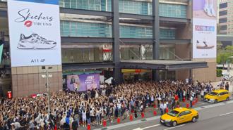 舒華快閃信義區 粉絲擠爆現場 透露自己扁平足