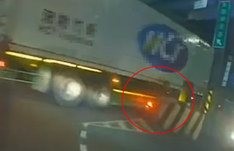 轉彎遭「夾殺」！他挨批沒遠離大車 貨櫃車1違規造成