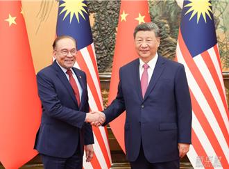 習近平見馬來西亞總理安華：深化全方位戰略協作