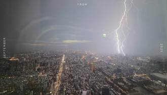 白光划破夜空！台北101晒闪电美照 郑明典也惊呼：好大