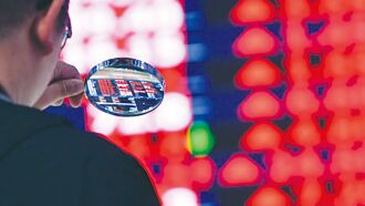 大盤9月開門黑 甩尾險守24K