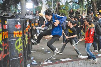 印尼總統撤議員津貼 仍難息民怨