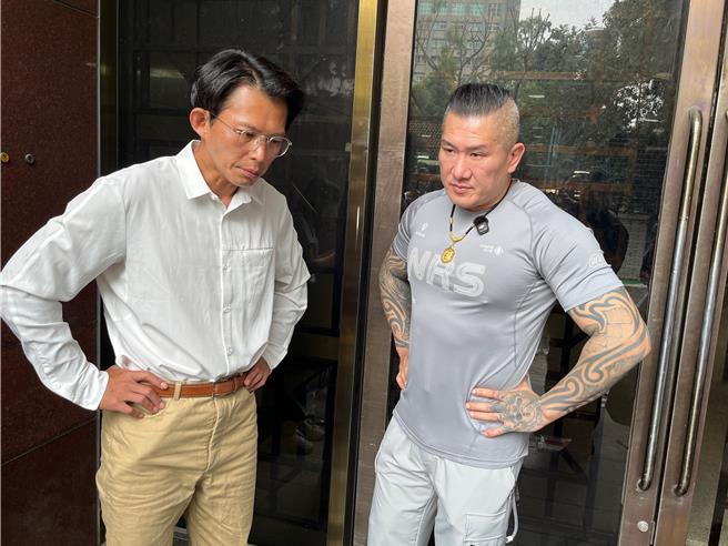 台北地方法院审理京华城案，今（2）日以证人身分传讯已认罪的同案被告前台北市副市长彭振声作证，「馆长」陈之汉（图右）排队等候旁听证，并与民眾党前主席黄国昌（图左）聊天（林伟信摄）