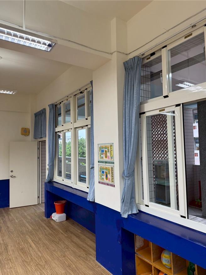 花莲县明廉国小新大楼启用迄今逾20年，原有铝窗陆续出现松动、渗水及隔音不良等状况，经县府斥资356万余元协助汰换整栋15间教室共60樘窗户后，将大幅提升师生教学品质。（花莲县政府提供／罗亦晽花莲传真）