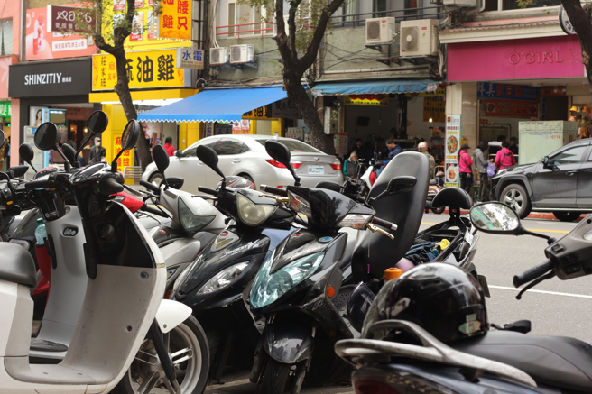 男子騎共享機車停松智路限時格超時遭開600元罰單。（示意圖，shutterstock／達志）