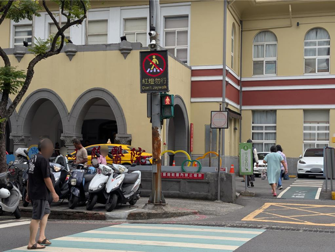 有民眾表示，基隆市信二路常有警方取締行人違規，基隆市警局表示，截至今年8月底為止，已經取締近5千件行人違規，與行人相關的交通事故比率也明顯下降。（張志康攝）