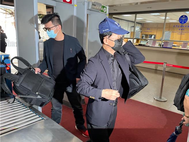 台北地院审理民眾党前主席柯文哲涉京华城案，以证人身分传唤台北市前副市长彭振声（图右）彭的儿子（图左）陪同出庭作证。（林伟信摄）