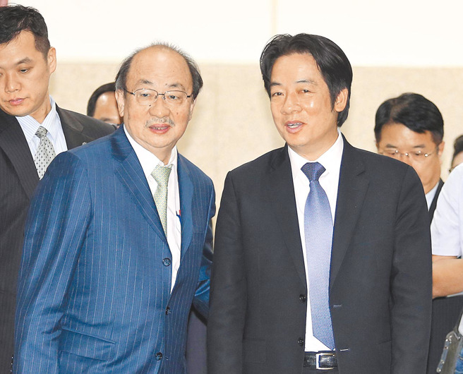 民进党团总召柯建铭（左二）、身兼民进党主席的赖清德总统（右）。（中时资料照）