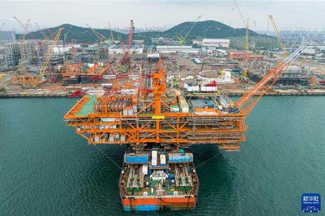 全球首个海上稠油规模化热採陆累计产量突破500万吨。图为去年10月13日山东青岛锦州23-2油田开发专案中心热採平台装船作业现场，装船后赴渤海辽东湾海域海上安装联调。（新华社）