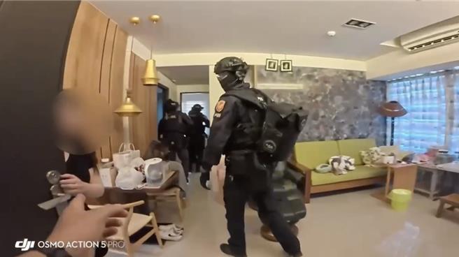 警方於今年5月破洗錢機房。（翻攝照片／洪靖宜高雄傳真）