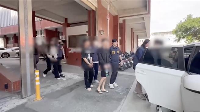 警方於今年5月破洗錢機房，查獲5名共犯到案。（翻攝照片／洪靖宜高雄傳真）