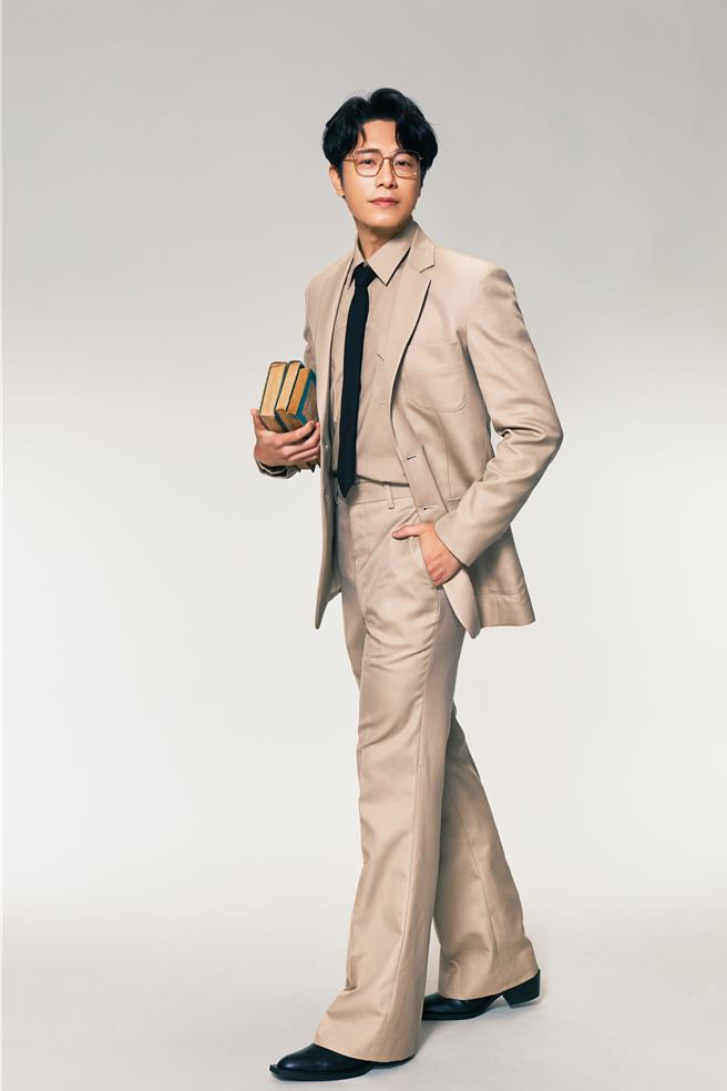 韋禮安在新歌〈不變〉中打扮氣質書生。（索尼音樂提供）