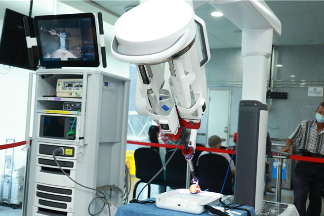 現場直接展示出達文西單孔機械手臂。(院方提供/李京昇台中傳真)