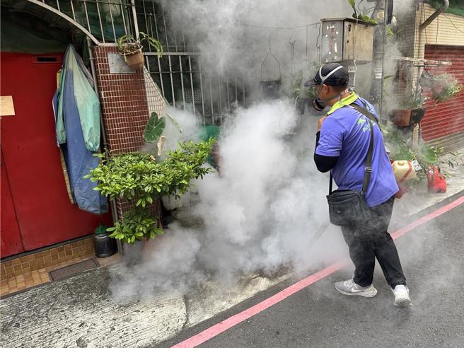 高雄市近期登革熱疫情持續，衛生人員進行孳生源清除與噴藥作業。（高雄市衛生局提供）