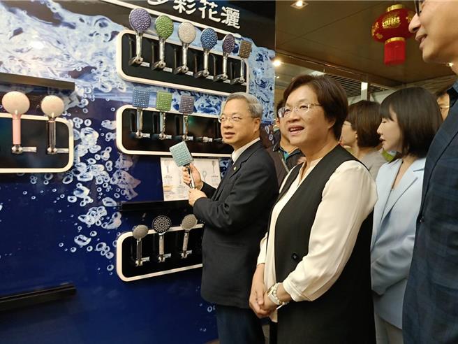 经济部长龚明鑫（左一）今日南下彰化访水五金聚落。（叶静美摄）