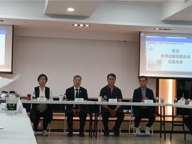 经济部长龚明鑫（左二）今日南下与水五金业者展开座谈。（叶静美摄）