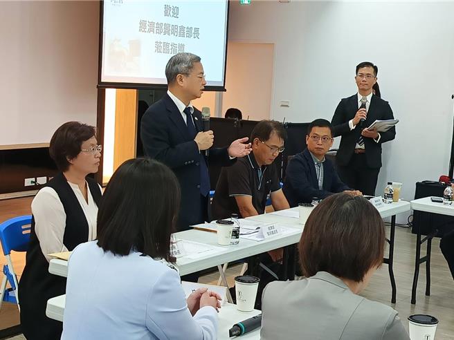 经济部长龚明鑫（站立者）今日南下与水五金业者展开座谈。（叶静美摄）