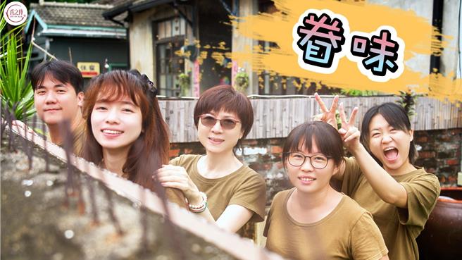 楊文慈（中）在品牌影片中大方露臉。（喜之丹提供）