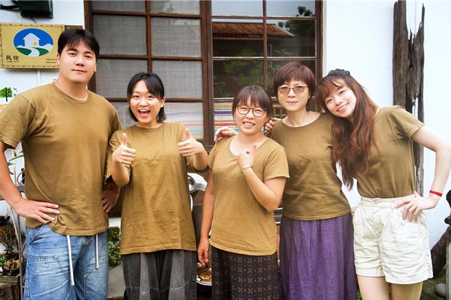 楊文慈（右二）在品牌影片中大方露臉。（喜之丹提供）