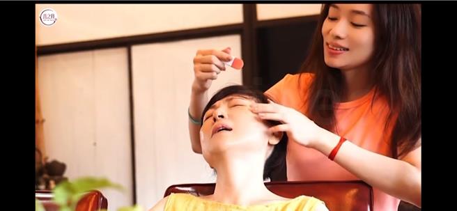 楊文慈在品牌影片中大方露臉，讓片中女兒幫她敷臉。（摘自喜之丹臉書影片）