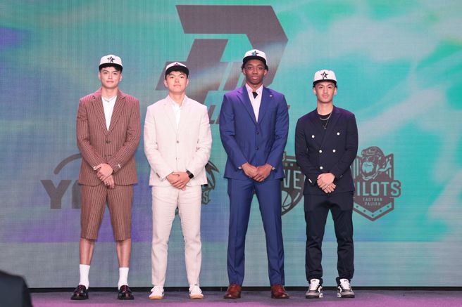 PLG 2025年新人選秀會4名當選球員，左起為葉惟捷（洋基工程）、林宇謙（台鋼獵鷹）、喬納森（台北富邦勇士）、江加樂（洋基工程）。（杜宜諳攝）