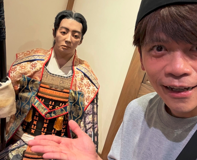 蔡阿嘎分享游玩日本时，在小仓城巧遇一尊外型激似赖清德的武士像，引发讨论。（取自蔡阿嘎Threads）