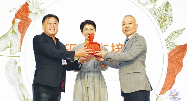 南投縣觀光工廠協會前任理事長翁啟富（左）交接印信，給新任理事長吳宜叡（右）、南投縣長許淑華監交（中）。圖／蔡榮昌